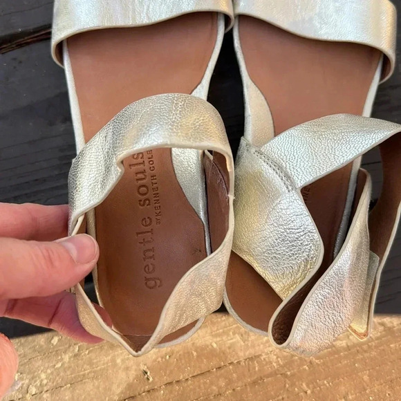Gentle Souls by Kenneth Cole women’s Gisele two band gold sandals size 6 - Picture 4 of 7